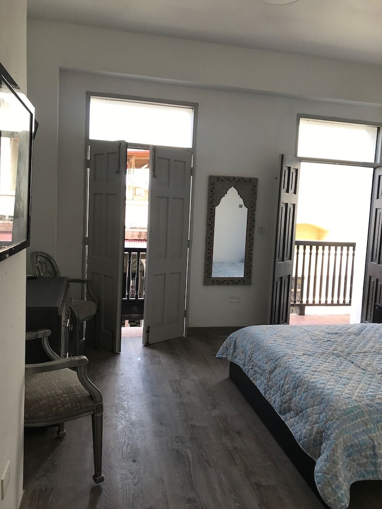 Suite #33 (With Balcony) photo 3