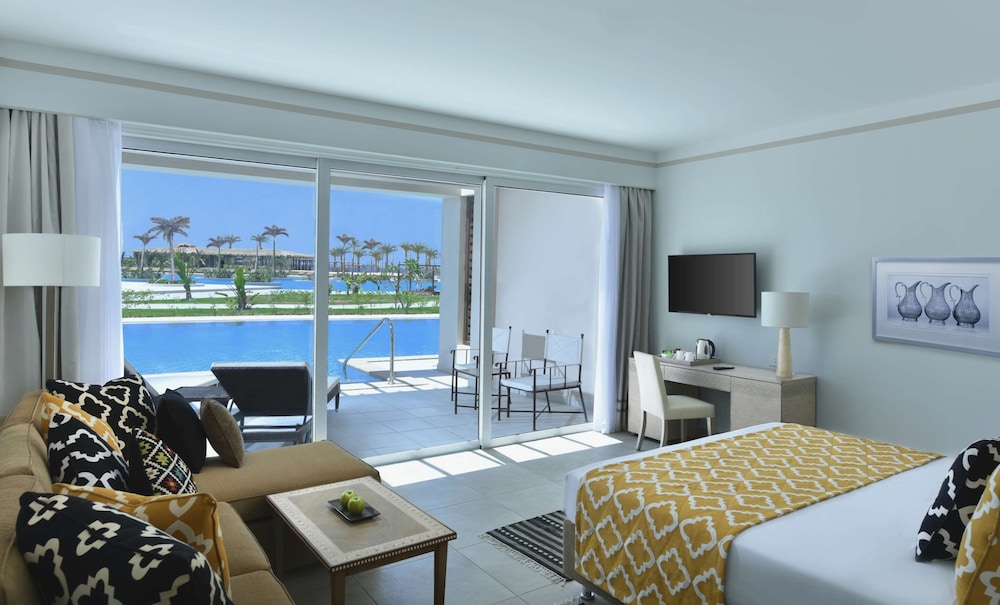 Deluxe Room (Queen or Twin, Swim Up) - Photo 5