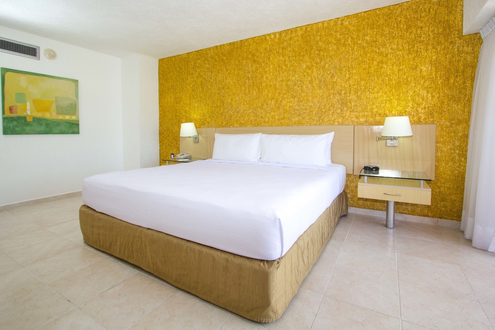 Deluxe Room, 1 King Bed, Balcony, Partial Ocean View - Photo 2