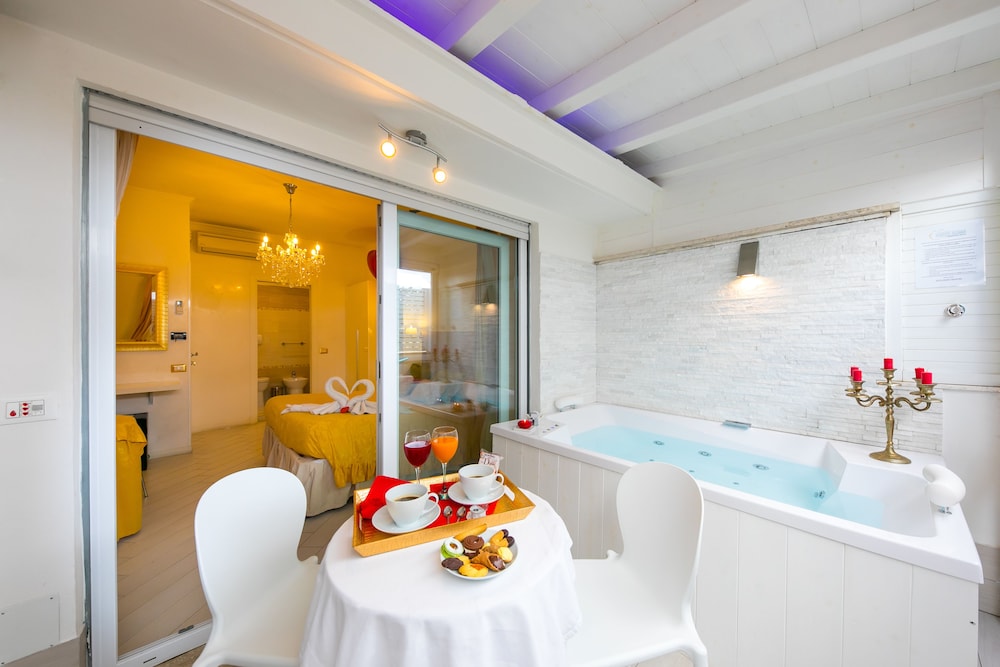 Suite private terrace and external jetted tub + External Sauna photo 2