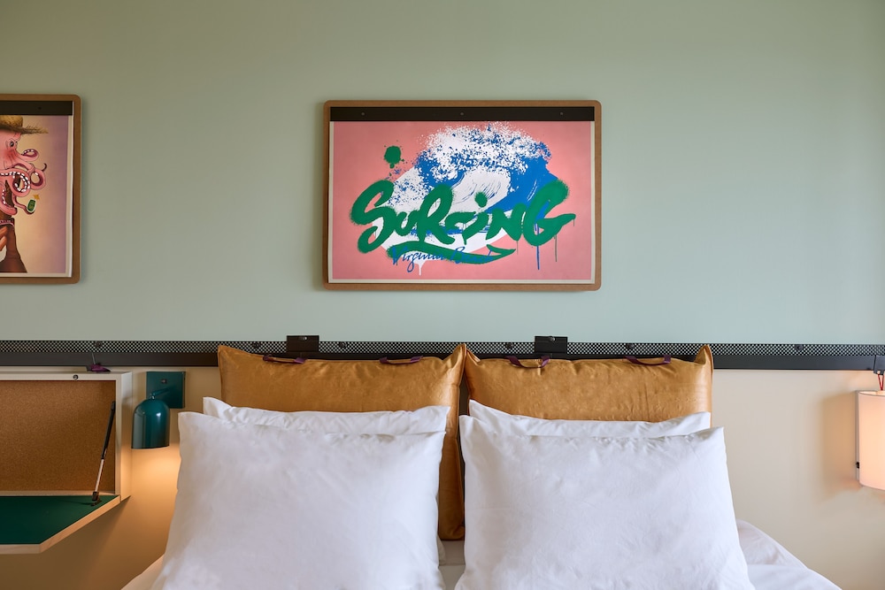 Room, 1 King Bed, City View - Photo 1