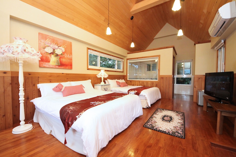 Deluxe One Bedroom Chalet photo 2