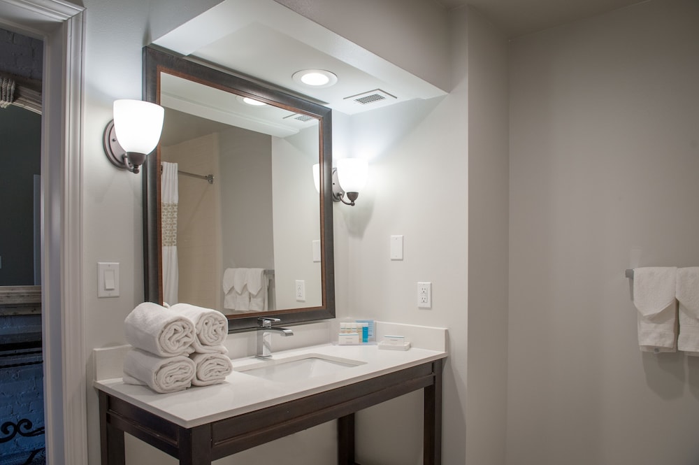 Suite, king bed, sofa bed, kitchen, accessible tub - Photo 6