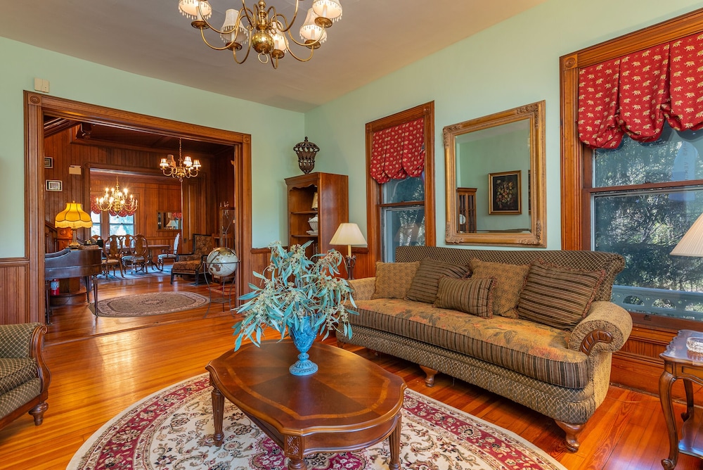 Deluxe Studio Suite : Howell's Suite S2 photo 3
