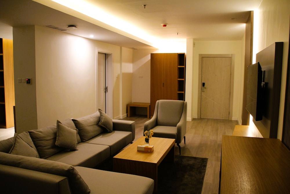 Executive Suite - Photo 3