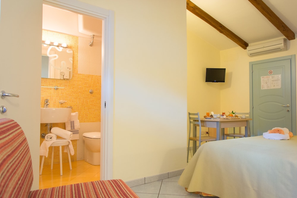 Superior Room, Ensuite photo 3
