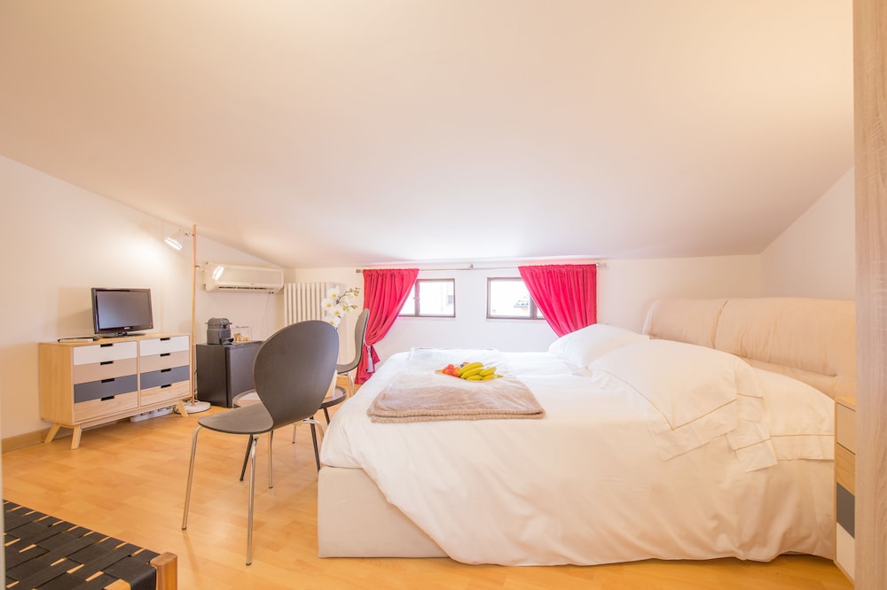 Deluxe Double Room, 1 King Bed photo 1