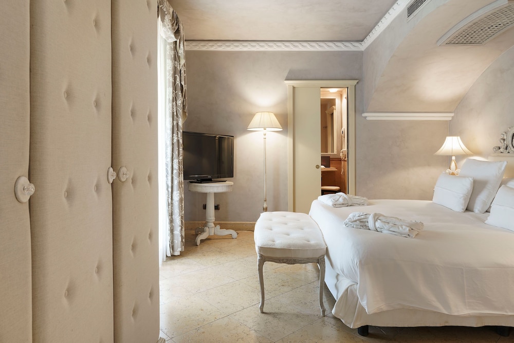 Luxury Suite, Balcony - Photo 2
