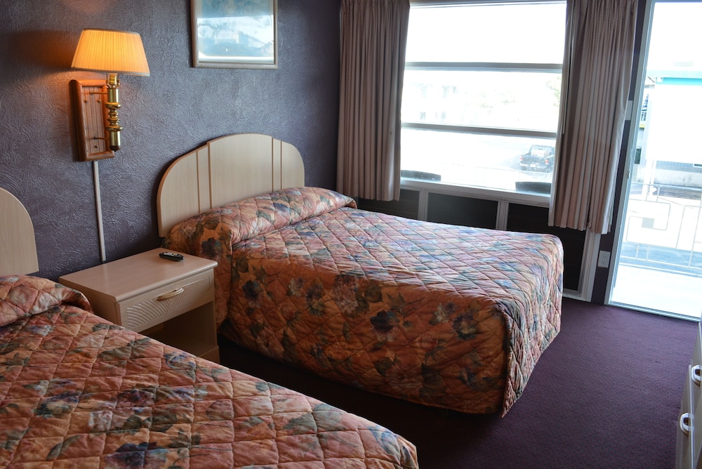 Standard Room, 2 Double Beds, Pool View photo 1