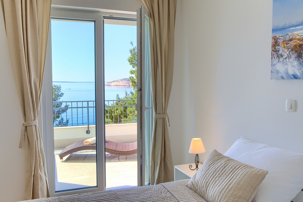 Villa photo 2