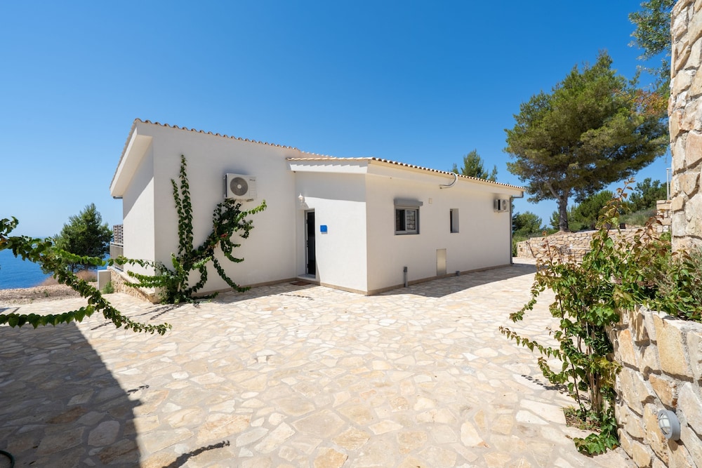 Villa photo 2