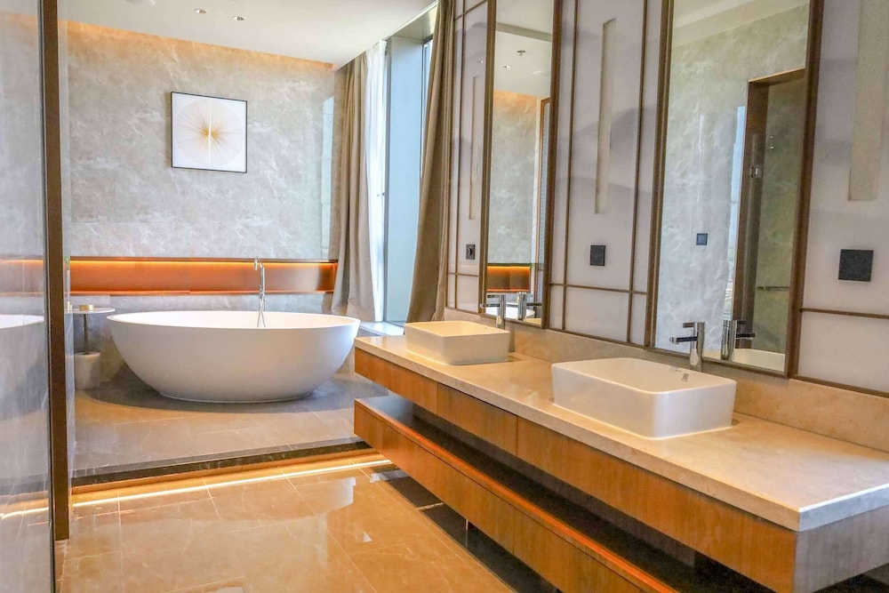 Quiet Deluxe Suite - Photo 4