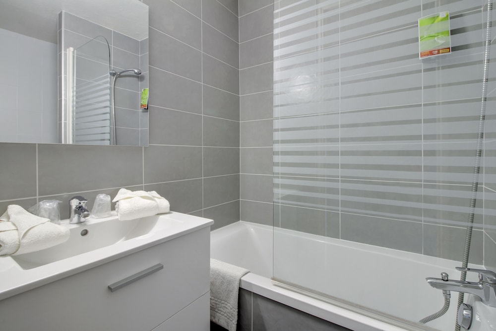 Standard Double Room - Photo 9