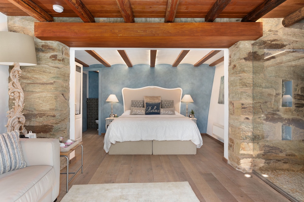 Standard Room, 1 Queen Bed, Courtyard View photo 2
