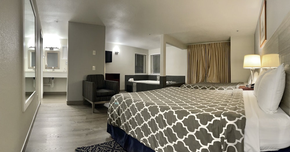 Basic Double Room, 2 Queen Beds, Non Smoking, Jetted Tub photo 2