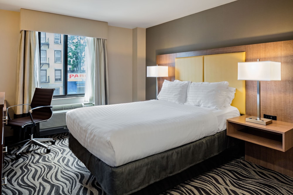 Standard Room, 1 Queen Bed, Accessible (Roll-In Shower) photo 2