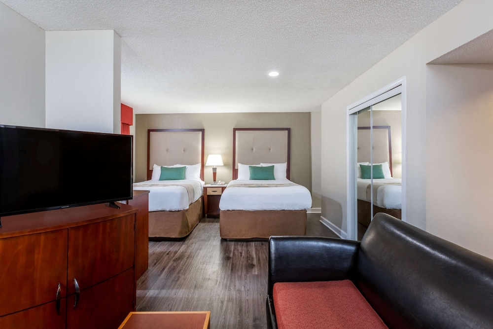 Two Bedroom Suite, 2 Queen Beds, Non Smoking - Photo 1