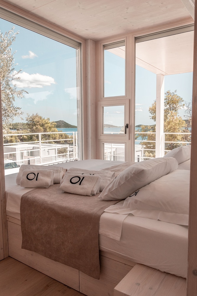 Deluxe House photo 1