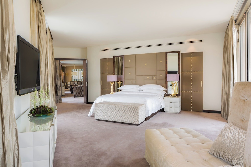 Suite (Landmark)