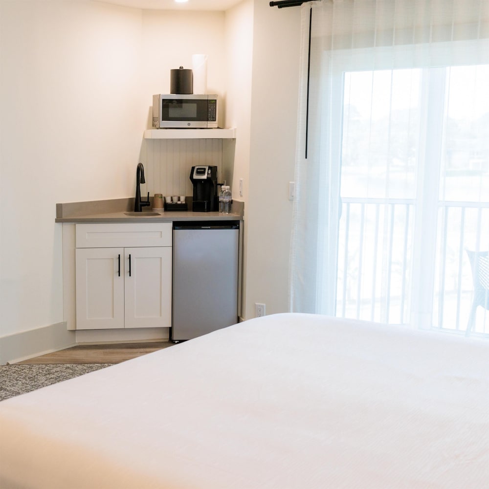 Room, 1 King Bed, Accessible, Balcony (Mobility & Hearing, Roll-in Shower) - Photo 7
