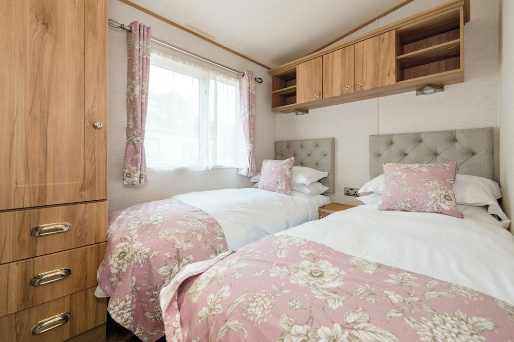 Mobile Home, 2 Bedrooms, Hot Tub photo 3