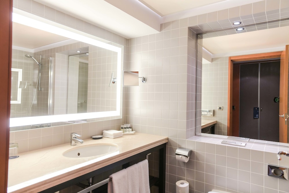 Executive Room, 1 King Bed - Photo 2
