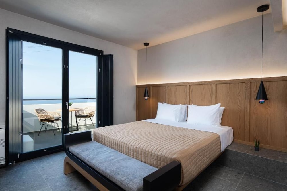 Deluxe Suite with Hot Tub and Sea View
