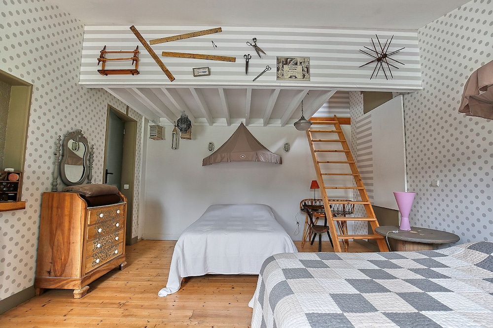 Family Cottage, 4 Bedrooms, Private Pool, Garden View