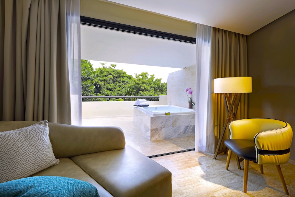 Suite Jacuzzi Terrace Poolside