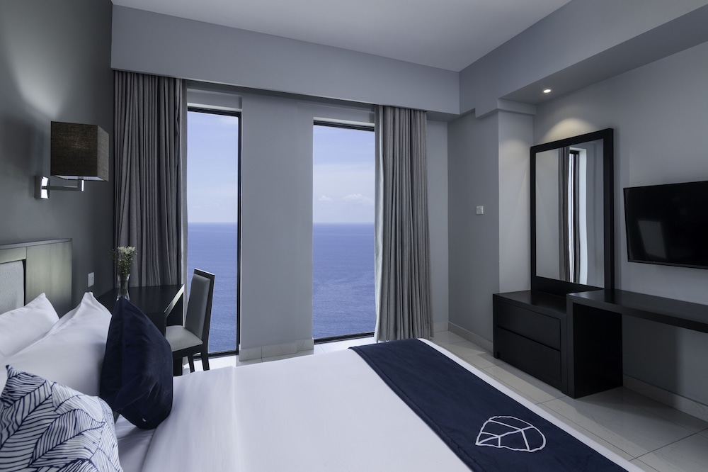 Premier Two Bedroom Suite Sea Front - Photo 3