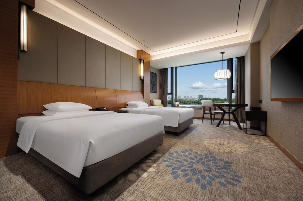 Deluxe Room, 2 Twin Beds, Lake View
