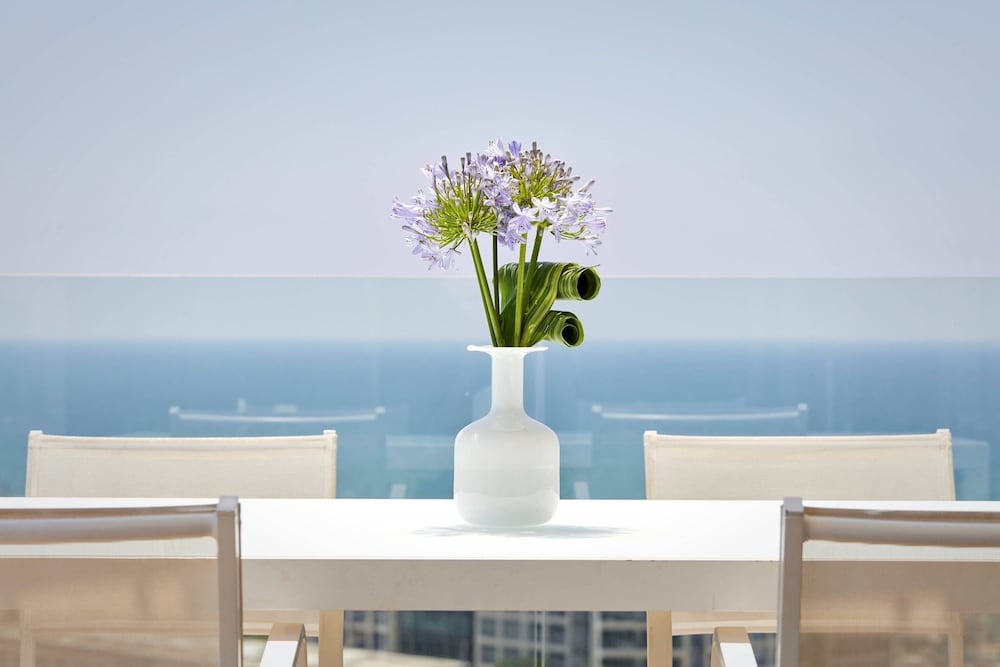 One Bedroom Suite , 1 Queen, Marina View (Duplex Bi-Level Suite)