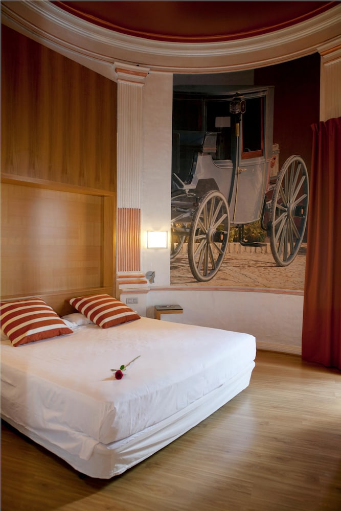 Suite - Photo 1