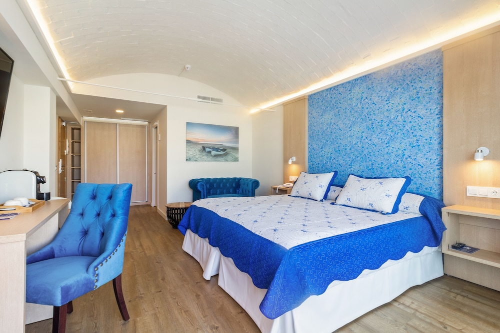 Deluxe Double Room, Terrace, Partial Sea View - Photo 1