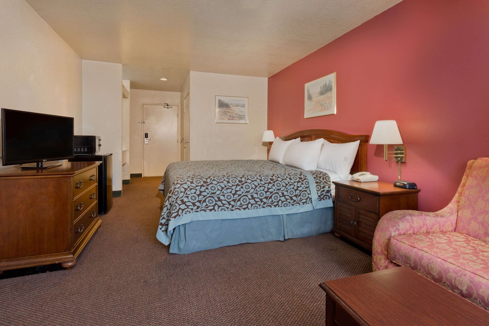 Suite, 1 King Bed, Non Smoking photo 2