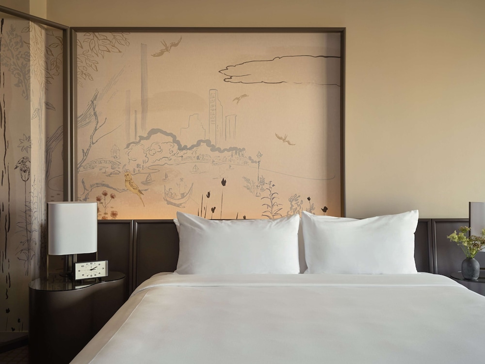 Panoramic Room, 1 King Bed, Park View thumbnail 5
