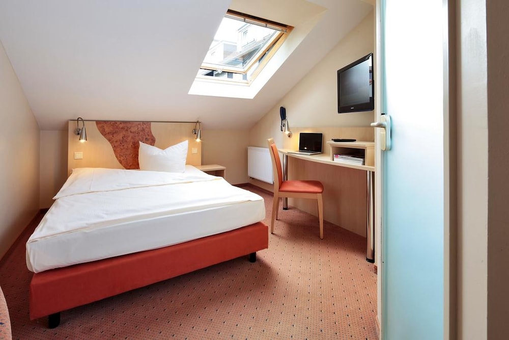 Standard Room (Queen Bed)