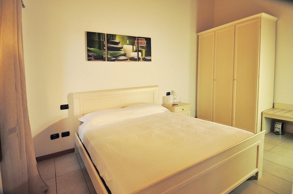 Double Room, 1 Queen Bed, Private Bathroom photo 3