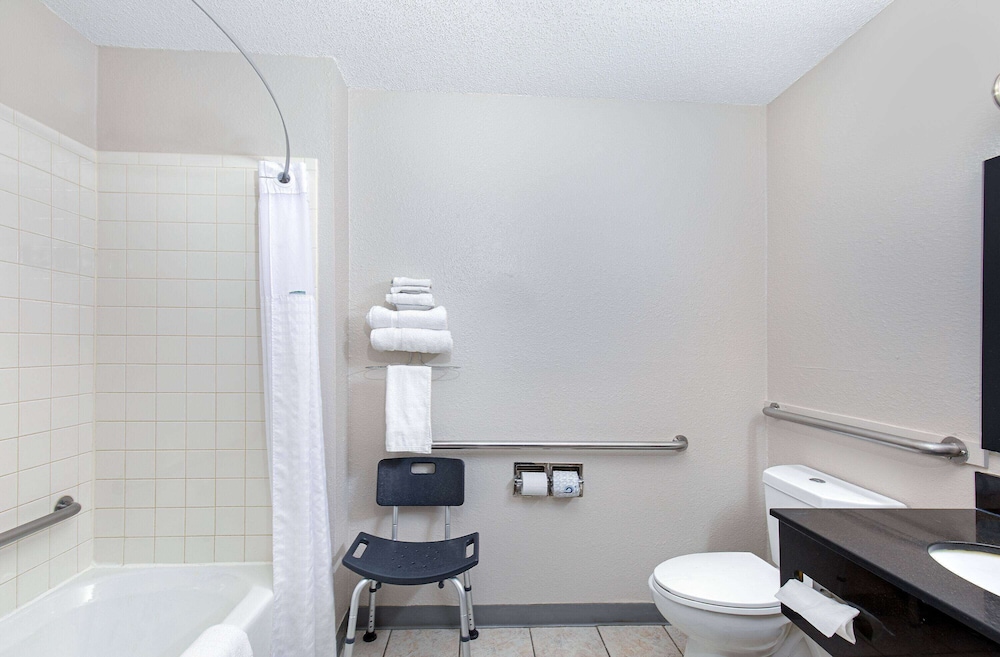 Room, 1 Queen Bed, Accessible - Photo 6