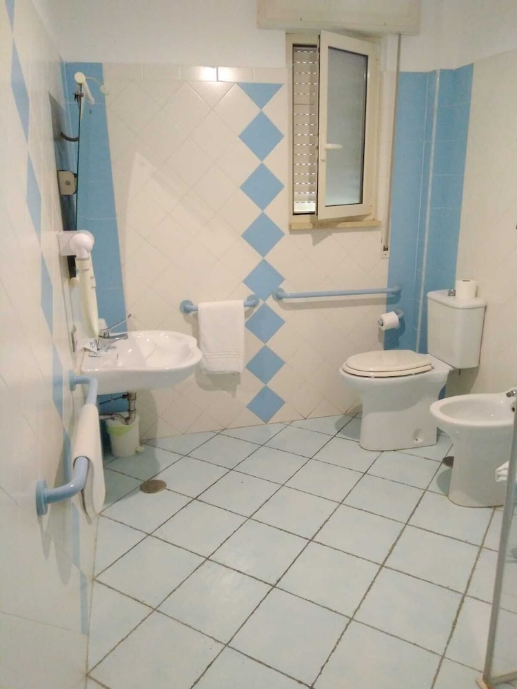 Standard Double Room, 1 Bedroom, Accessible, Ground Floor photo 2