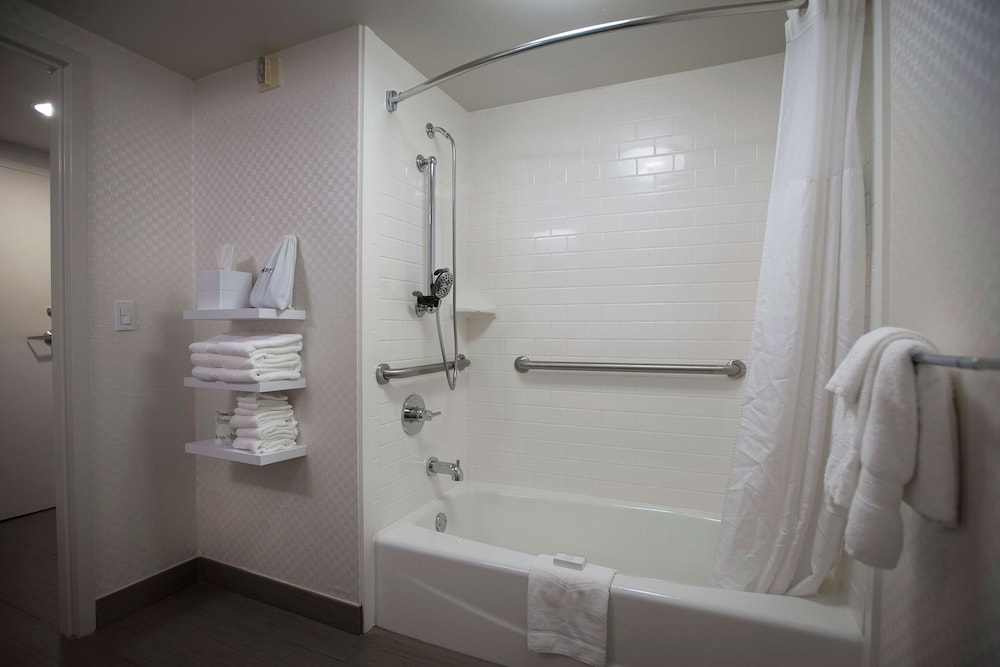 King bed with accessible tub - Photo 3