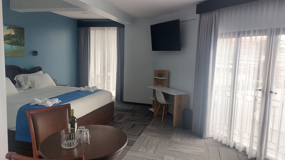 Superior Suite, 1 King Bed, Bathtub photo 1