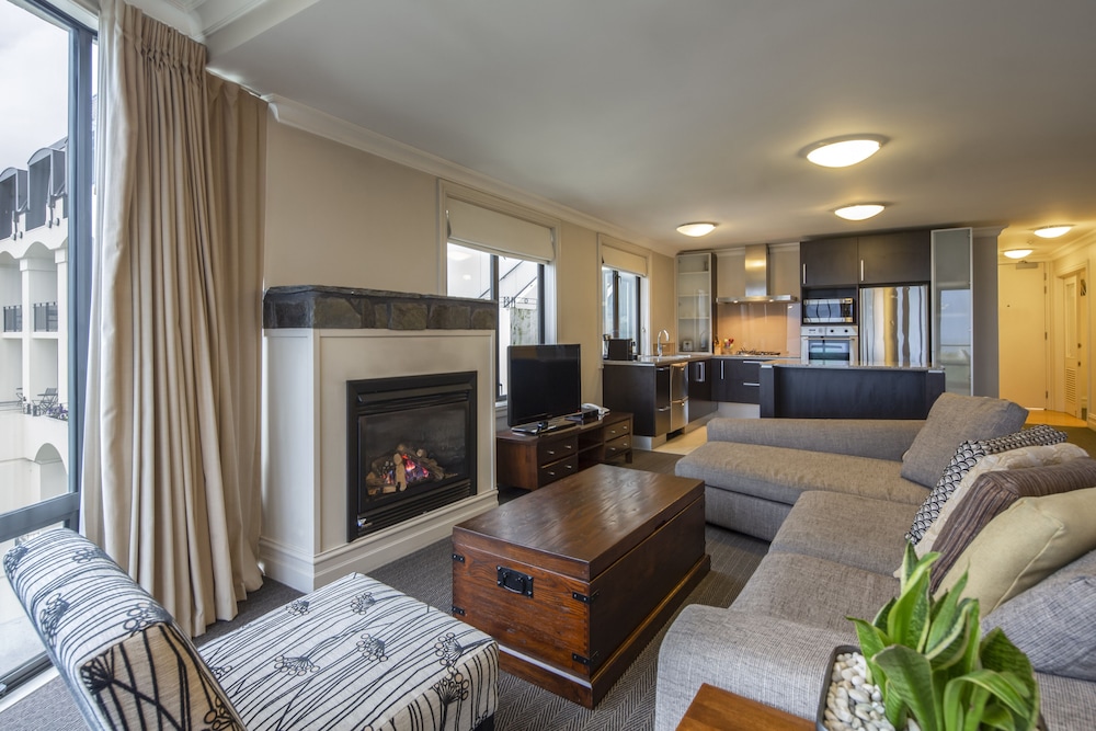 2 Bedroom Lakeview Apartment - Photo 6