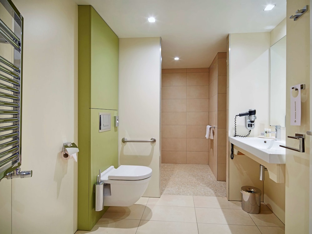 Superior Room, 1 Queen Bed, Accessible - Photo 4