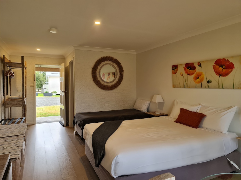 Triple Room (1 Queen Bed and 1 Single Bed) photo 3