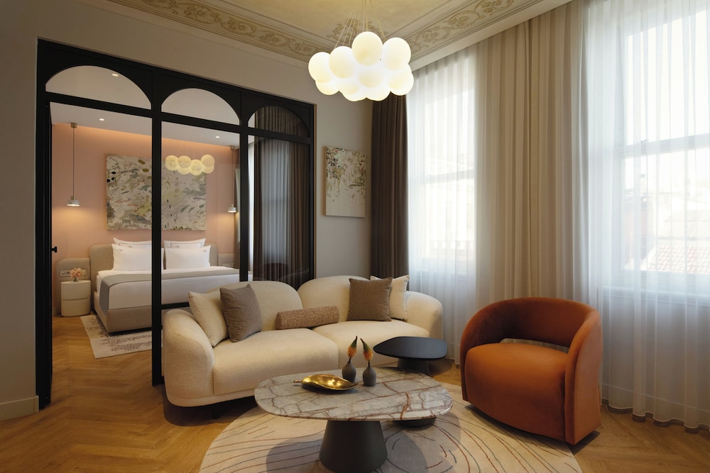 Room, Corner (Bay Window) photo 1