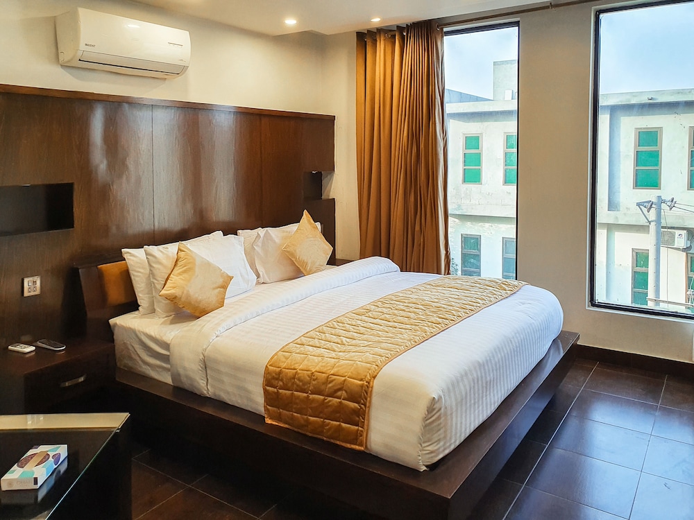Business Suite, 1 Double Bed With Sofa Bed, Balcony, Executive Level photo 2