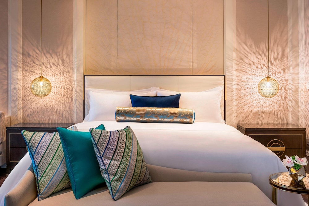 Suite, 1 King Bed photo 2