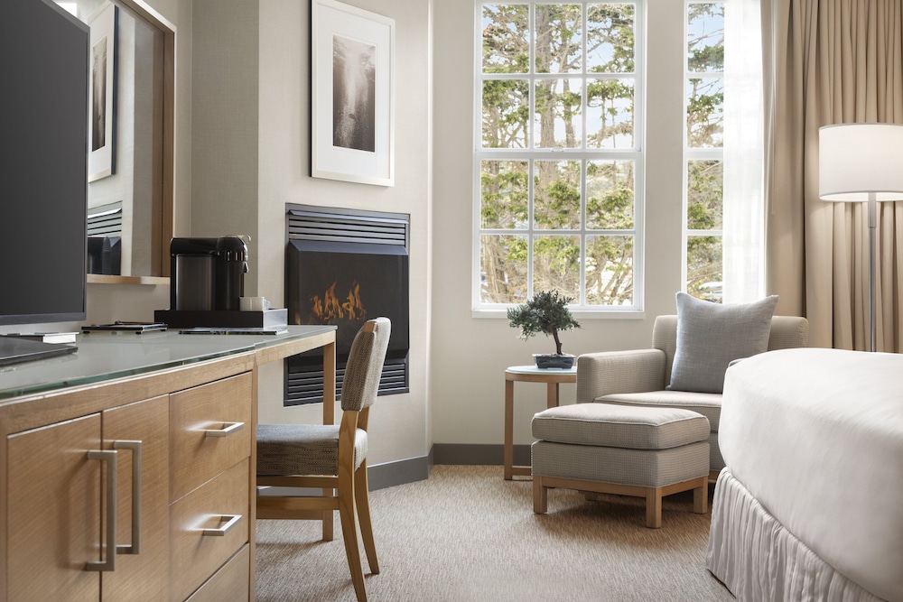 Classic Room, 1 King Bed, Fireplace - Photo 2