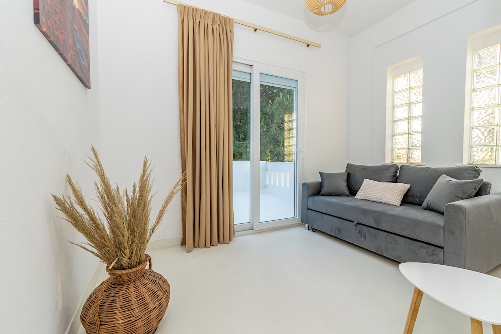 Junior Quadruple Room, 1 King Bed with Sofa bed, Hot Tub, Sea View photo 3